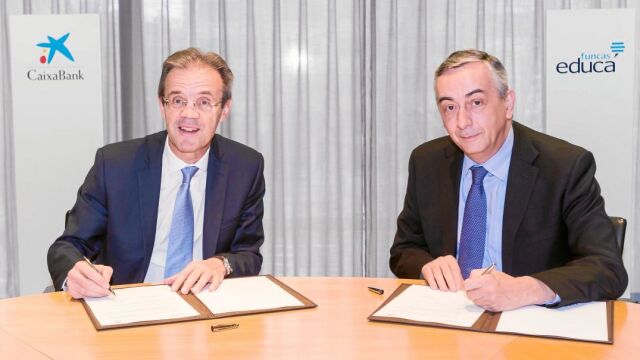 Jordi Gual y Carlos Ocaña, ratificando el acuerdo para promover la educación financiera