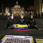 De izquierda a derecha, la esposa del alcalde de Caracas, Mitzy Capriles, Lilian Tintori, esposa de Leopoldo López y Antonieta Mendoza, madre de Leopoldo López