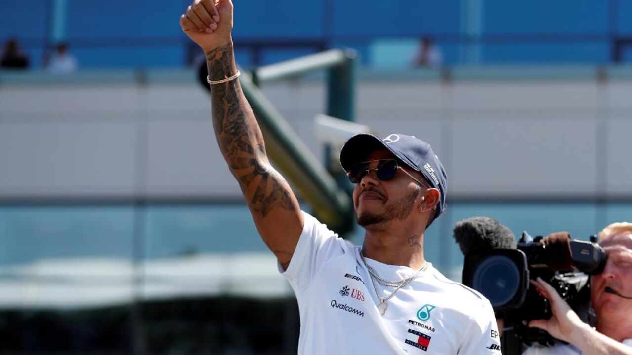 Hamilton renueva con Mercedes hasta 2020