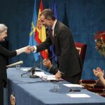 Don Felipe entrega el premio a Nuria Espert