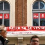 Con motivo del Día Mundial de la Salud, Gómez «amortizó» ayer el balcón de la sede de Callao con un cartel sobre el debate sanitario