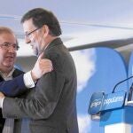 El presidente del PP de Castilla y León, Juan Vicente Herrera, cede el testigo, en la Interparlamentaria de Salamanca, al presidente nacional, Mariano Rajoy