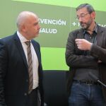 El gerente del Servicio Murciano de Salud, Asensio López (dcha.), y el director general de Asistencia Sanitaria, Roque Martínez, ayer en rueda de prensa informando sobre las medidas cautelares que ha tomado el SMS con respecto a la derivación de pacientes a un centro de Alcantarilla tras la muerte de uno de los pacientes