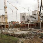 En el paisaje urbano vuelven a aparecer las características grúas de obra con más asiduidad que en la última década