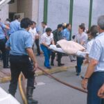 Traslado de una víctima del atentado en Hipercor