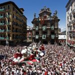 Miles de personas se congregaron ayer en la Plaza Consistorial de Pamplona para despedir a la Comparsa de Gigantes y Cabezudo