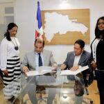 De izq. a der.: Ana María Céspedes, vicepresidenta de la Asociación Cultural y de Cooperación al Desarrollo Biblioteca República Dominicana (ACUDEBI); el embajador dominicano Olivo Rodríguez Huertas; Daniel Tejada, presidente de ACUDEBI; y Doris Araújo, presidenta de la Asociación Nacional de Profesionales y Técnicos dominicanos en España (ASOPROTEC).