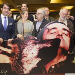 El consejero de Fomento y Medio Ambiente, Juan Carlos Suárez-Quiñones, y la hija de Felix Rodríguez de la Fuente, Odile, participan en el acto de homenaje a Félix Rodríguez de la Fuente, que ha organizado la Consejería con motivo del nonagésimo aniversario de su nacimiento