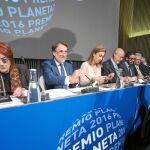 El jurado del Premio Planeta, con José Creuheras en el centro de la imagen, ayer, en la rueda de Prensa