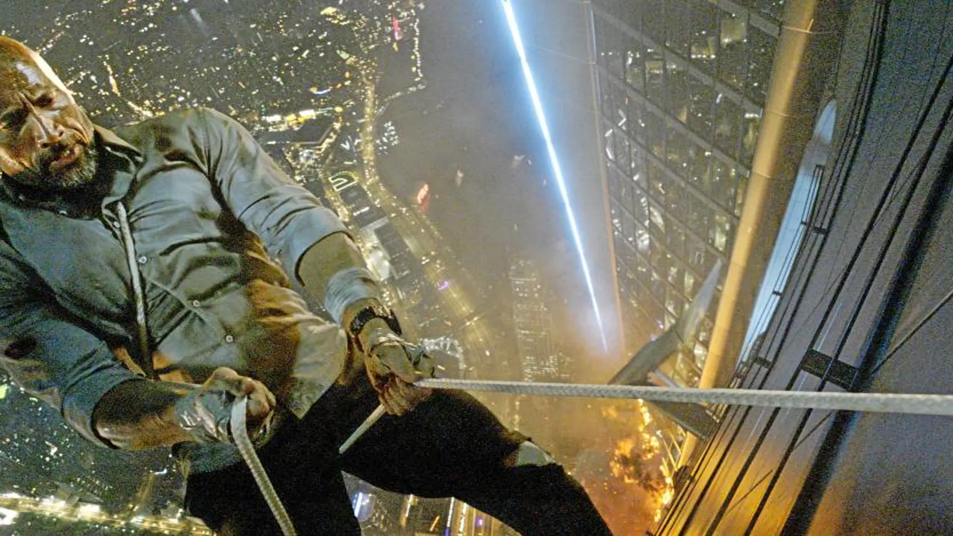 Dawyne Johnson interpreta a un ex agente del FBI que se dedica a la consultoría de seguridad especializada en rascacielos