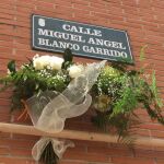Ofrenda floral que han quemado hoy en Getafe.