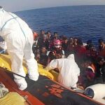 Imagen de uno de los rescates de la Guardia Costera italiana del martes
