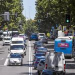 La calle Alcalá, en la que ahora hay un carril bus por sentido y solo dos para el resto del tráfico, a la altura de El Carmen