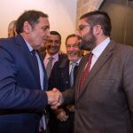 El consejero de Sanidad, Antonio María Sáez Aguado, saluda al presidente de la Diputación abulense, Jesús Manuel Sánchez Cabrera, tras informar sobre las unidades satélites de radioterapia