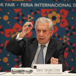 El escritor peruano Mario Vargas Llosa presenta su libro "Cinco Esquinas"durante la Feria Internacional del Libro de Guadalajara (FIL) (México)