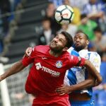 El delantero del Getafe Jorge Molina (i) disputa un balón con el defensa brasileño del Deportivo Sidnei (d) durante el partido correspondiente a la séptima jornada de LaLiga Santander disputado hoy en el estadio de Riazor.
