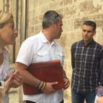 Las familias del Pureza de María Grao entregaron ayer al conseller de Educación, Vicent Marzà, un dossier con más de 5.000 firmas en contra de la supresión de aulas en la concertada (LA RAZÓN)