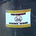 Investigan la aparición de pegatinas islamófobas en Ripoll