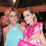 Susana Gallardo, esposa del presidente de Pronovias, Alberto Palatchi, luce un vestido de la colección de fiesta de la firma. Acompañada de Clara Courel, con un «total look» de verano de Gucci.