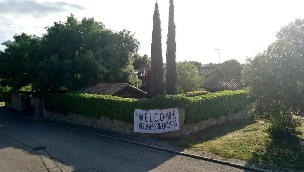 Imagen del cartel colgado en la casa de Pablo Iglesias e Irene Montero en Galapagar