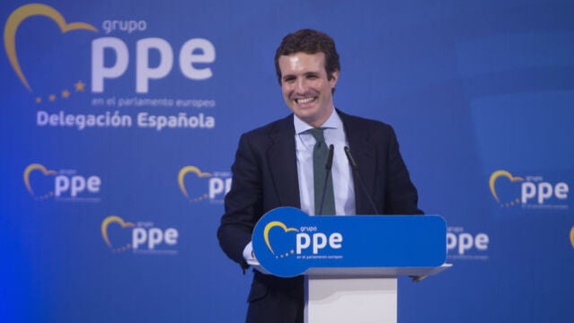 Casado reta a Sánchez a decir «ante la bandera» que se puede insultar al Rey