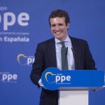 Casado reta a Sánchez a decir «ante la bandera» que se puede insultar al Rey