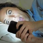 Pese a los mitos, nuestro móvil no escucha las conversaciones que tenemos