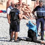 Policías obligan a una mujer a despojarse del «burkini» en la playa de Niza