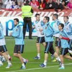 Los jugadores de la selección durante el entrenamiento de ayer