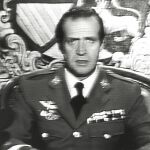 Un momento de la intervención de Don Juan Carlos retransmitida por televisión para todos los españoles la noche del 23-F