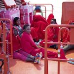 La Guardia Civil ayuda a desembarcar en el Puerto de Motril (Granada),a los 53 inmigrantes, entre ellos nueve mujeres, rescatados por Salvamento Maritimo.