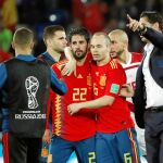 Isco recibe el abrazo de Iniesta tras el encuentro, rodeados los dos por Hierro, Nacho, Azpilicueta y Amrabat