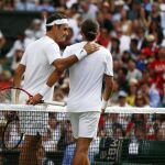 El tenista suizo Roger Federer saluda al ucraniano Alexandr Dolgopolov tras su encuentro