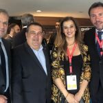 En la imagen, el alcalde Óscar Puente con la presidenta de la Asociación Provincial de Hosteleros, María José Hernández, entre otros