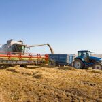 Maquinaria agrícola en el campo.