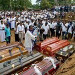 Uno de los entierros de víctimas de los atentados del domingo en Sri Lanka