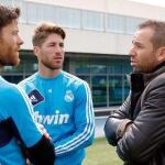 Sergio García charla con Sergio Ramos y Xabi Alonso