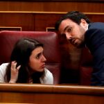 La portavoz de Unidos Podemos en el Congreso, Irene Montero (i), conversa con el coordinador federal de IU, Alberto Garzón