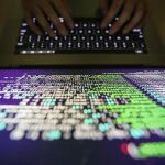 Un programador intentando minimizar los efectos de un malware, en una imagen de archivo