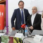 El alcalde de Palencia, Alfonso Polanco; la concejala de Cultura, Carmen Fernández; y el director del Festival de Guitarra, Carles Pons, presentan la programación «Otoño Cultural 2017»