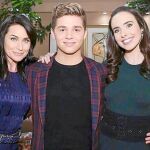 Achiles Andreas de Grecia y Dinamarca, entre las actrices Rena Sofer y Ashleigh Brewer, protagonistas de «Belleza y poder»