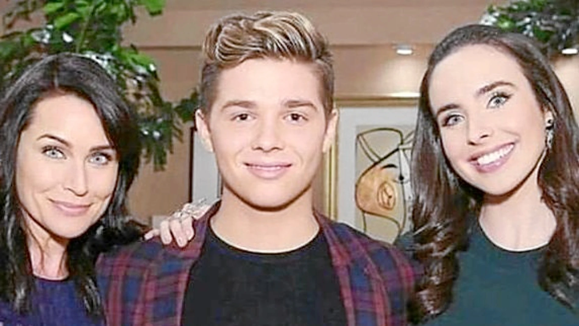 Achiles Andreas de Grecia y Dinamarca, entre las actrices Rena Sofer y Ashleigh Brewer, protagonistas de «Belleza y poder»