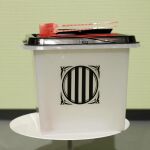 Las urnas no son de metacrilato, como en los procesos electorales habituales, sino de plástico blanco y con el emblema de la Generalitat en el centro