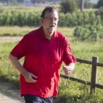 El presidente del Gobierno en funciones, Mariano Rajoy, durante uno de sus paseos matutinos en Pontevedra
