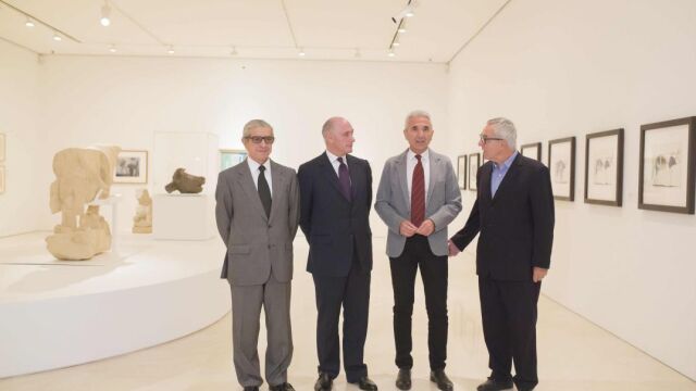 Braulio Medel y Miguel Ángel Vázquez, entre otros, ayer en la inauguración de la exposición / Foto: Efe