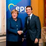 El presidente del PP, Pablo Casado, durante el encuentro que ha mantenido hoy en Bruselas con la canciller alemana, Angela Merkel / Foto: Efe