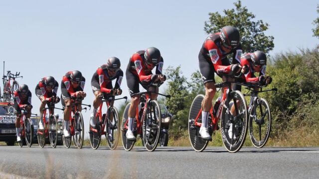 El equipo BMC Racing Team durante la etapa de hoy del Tour. (AP Photo/Christophe Ena)