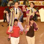 Imagen de los dos diestros saliendo a hombros de la Plaza de Toros de