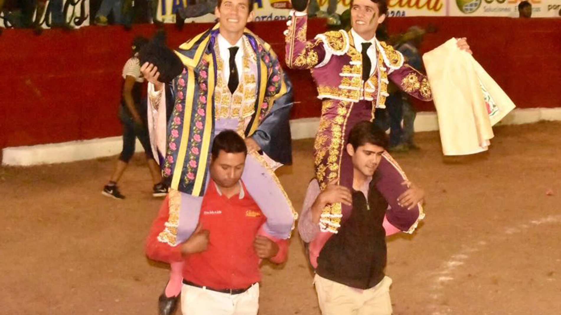 Imagen de los dos diestros saliendo a hombros de la Plaza de Toros de