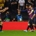 Coutinho celebra luego de anotar el 1-0 hoy ante el Tottenham en Londres (Reino Unido). EFE/ANDY RAIN